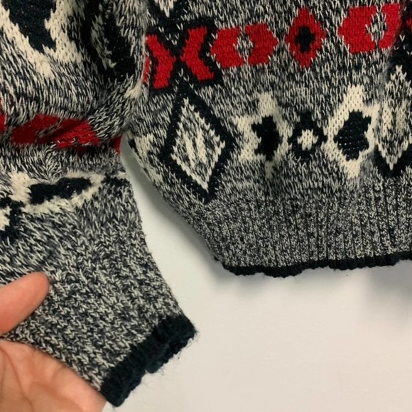 Stylish Red and Black Geometric Sweater - Picture 5 of 5